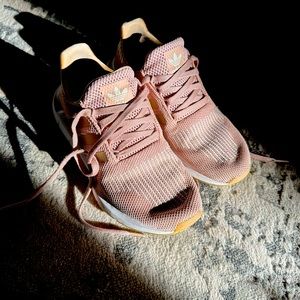 Adidas Originals Swift Run Ash Pearl/Gum Size 7.5